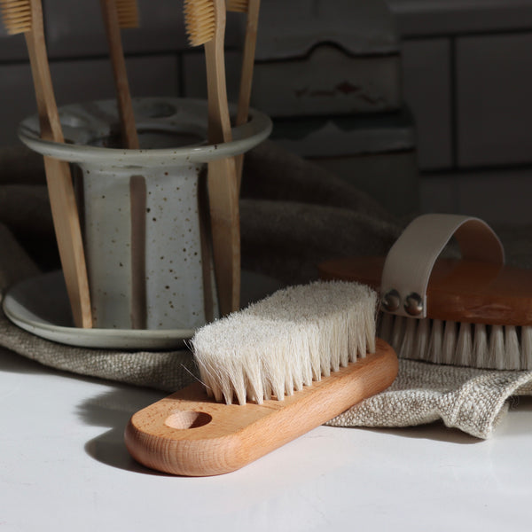 Beech & Horse Hair Crumb Brush – Earthen