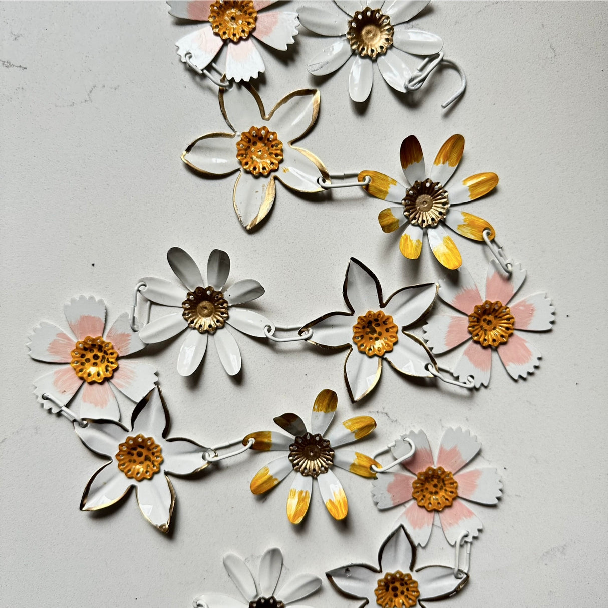 Retro Daisy Garland - Holistic Habitat 