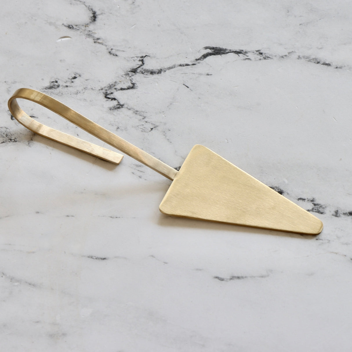 Loop Brass Cake Server - Holistic Habitat 