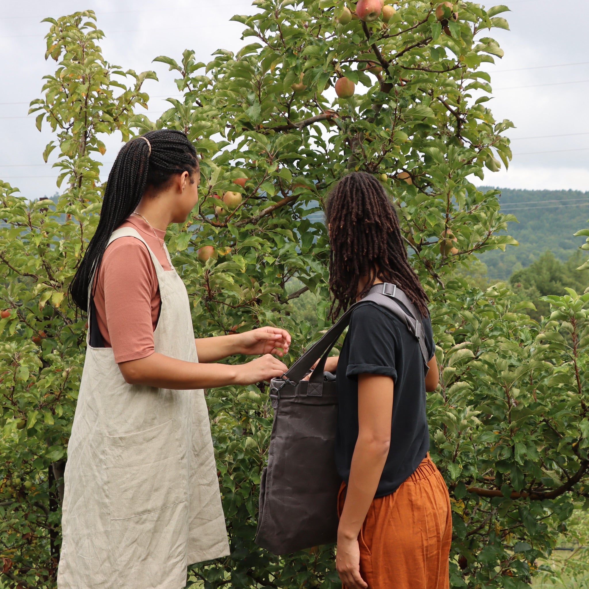 This Sturdy-Yet-Stylish Crossback Apron Is So Comfortable, I Forget I'm  Wearing It